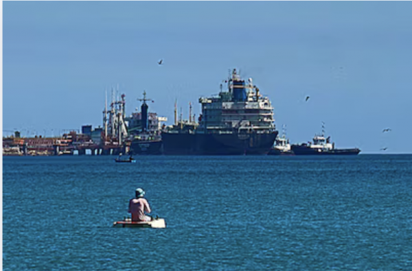 ¿Llega petróleo a Cuba? Atraca barco griego, con bandera de San Vicente y las Granadinas, en Matanzas